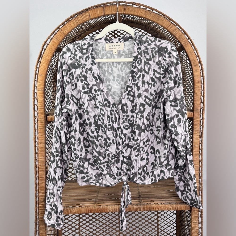 Cloth & Stone Anthropologie Tie Front Blouse Women’s M Gray Leopard - Picture 2 of 4